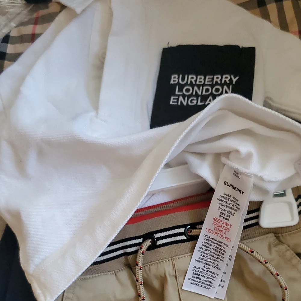 Burberry (Set) Flash $109 Discounted Shipping - Picture 4 of 10